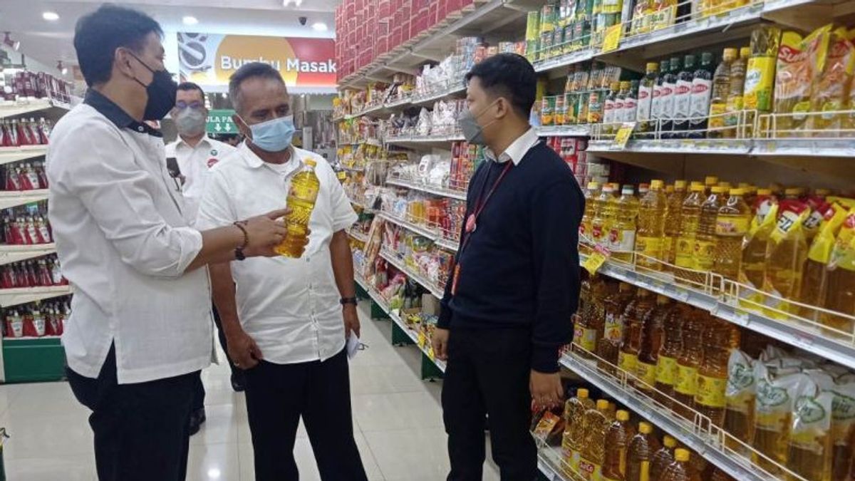 السكان لا داعي للذعر، وأكد سعر زيت الطبخ في متجر البيع بالتجزئة Cianjur Rp14 ألف