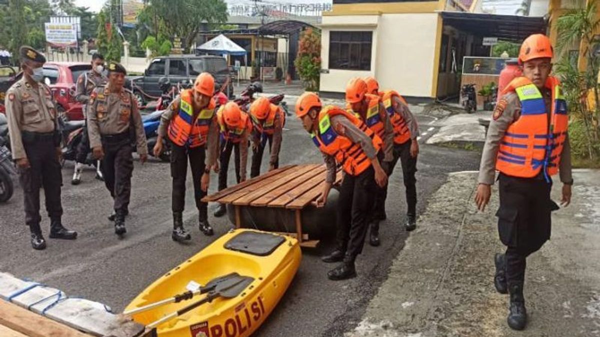 パランカ・ラヤ・カルテンの洪水災害警報、警察はエンジンボート、ゴム、カヌーなどの人員の準備状況を定期的にチェックしています