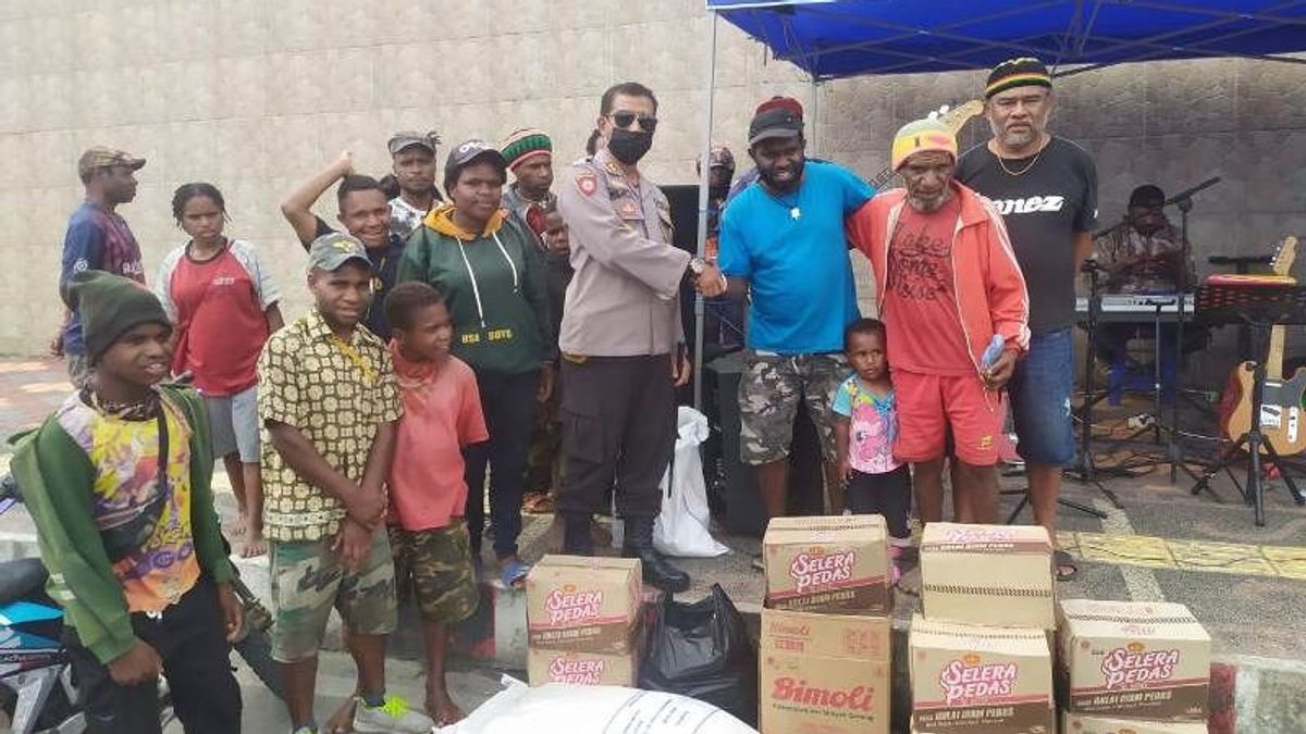 Polres Jayawijaya Berikan Bantuan Sembako ke Warga Terdampak Bencana di Yahukimo, Papua 