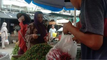 OKU Sumsel传统市场的卷曲红辣椒每公斤Rp80千
