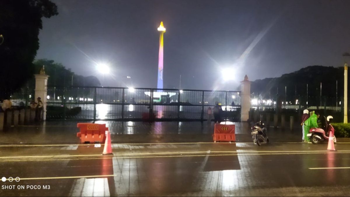 Diguyur Hujan dan Tak Ada Kembang Api, Kawasan Monas Sepi di Malam Tahun Baru 2026