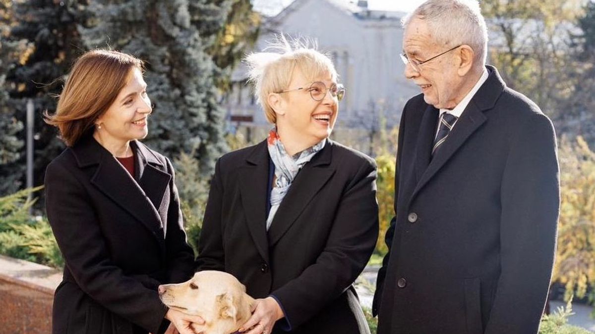 モルドバ大統領は、州のイベント中にペットの犬がオーストリア大統領に噛まれた後、謝罪します