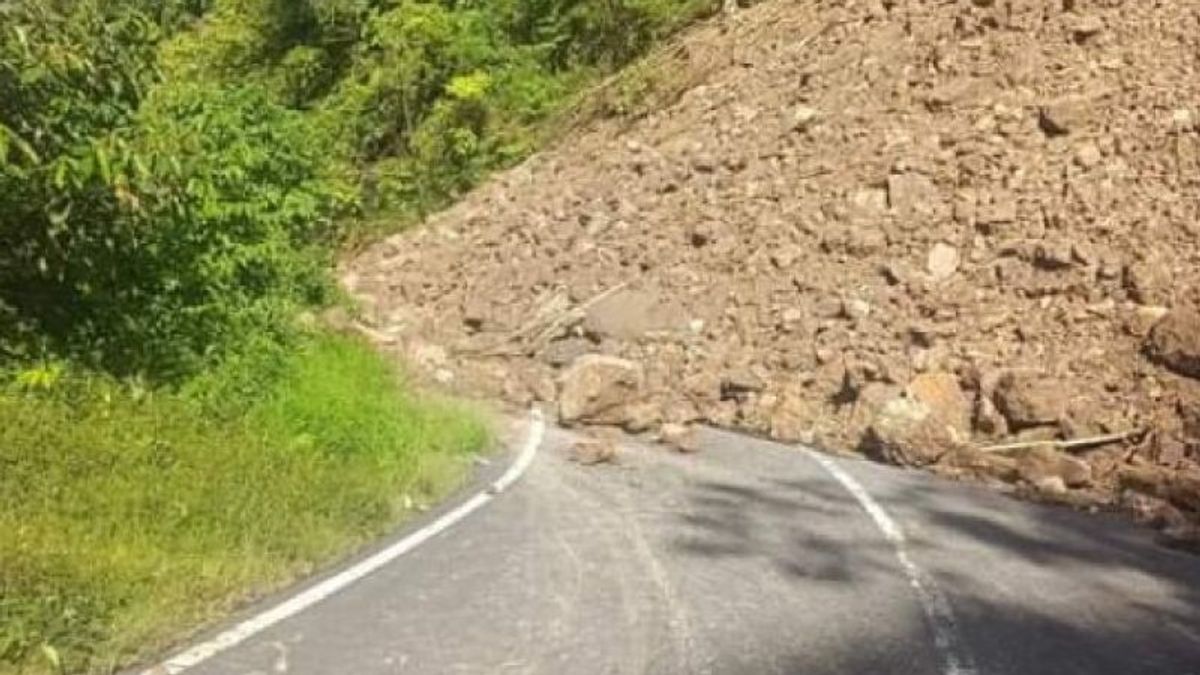 自卡鲁库的跨苏拉威西公路被切断以来已经过去了4天，PUPR Sulbar要求重型设备援助