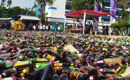 Mabes Polri dan Bea Cukai Musnahkan Puluhan Ribu Botol Miras Jelang Natal dan Tahun Baru