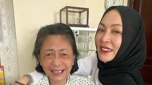 Sambil Menangis, Angelina Sondakh Ceritakan Momen Ibu Dipanggil Gila Akibat Idap Demensia