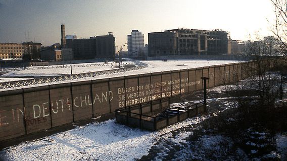 東ドイツ人を抑制するために共産主義政権によって建てられたベルリンの壁