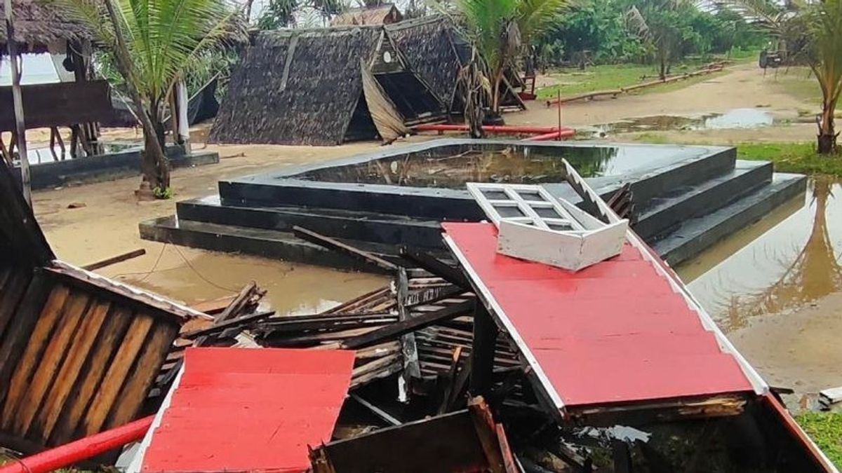 Dozens Of Saung Gazebo On The South Coast Of Lebak Collapsed By Puting Beliung