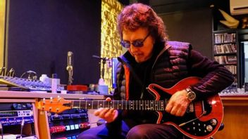 Tony Iommi Dapat Hadiah Natal Gitar Red Special Kidal dari Brian May