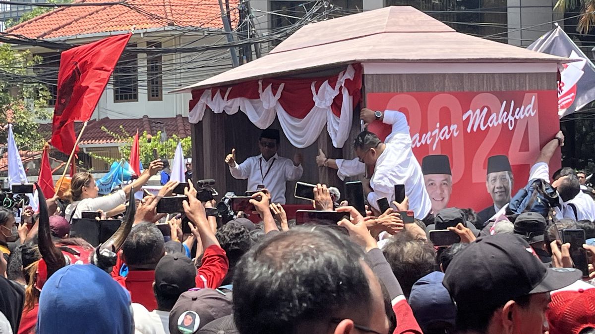 Rombongan Ganjar-Mahfud Berangkat ke KPU dari Tugu Proklamasi