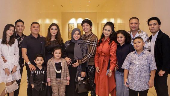 Le Petit-fils Unit La Famille Krisdayanti Et Anang Hermansyah