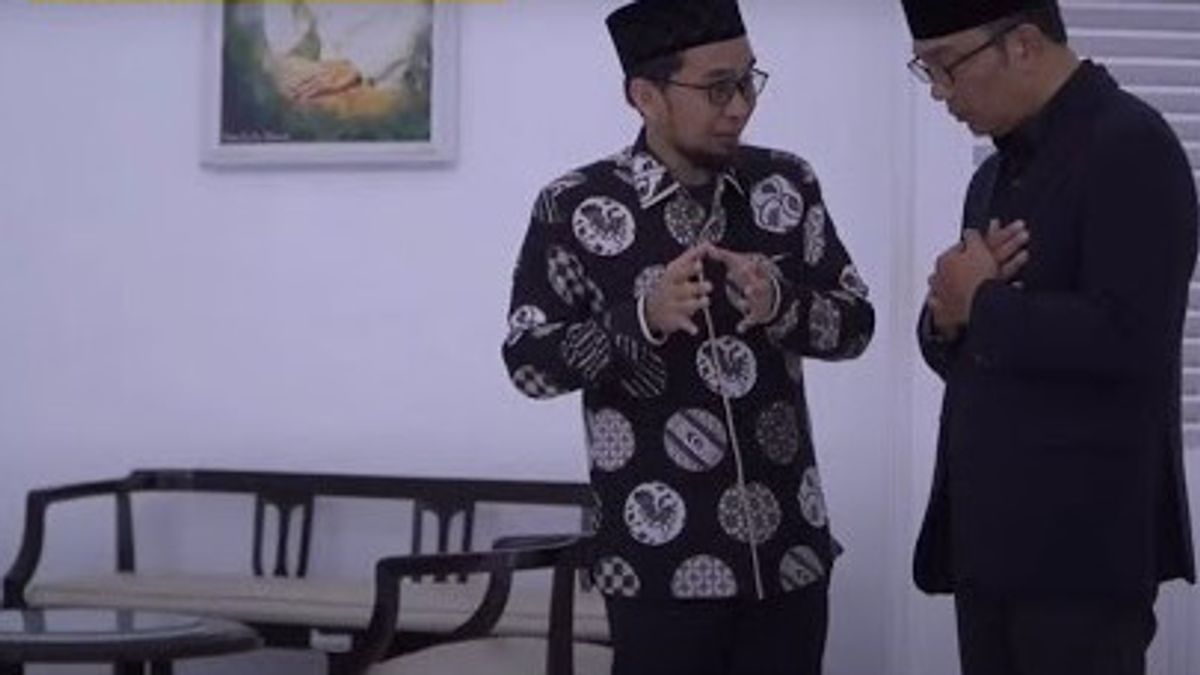 视频：Ridwan Kamil在听完Ustaz Adi Hidayat关于死亡的演讲后低下头并忍住眼泪