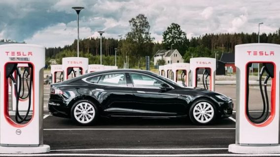 Tesla Tidak Akan Mulai Produksi Baterai Massal Sebelum 2024