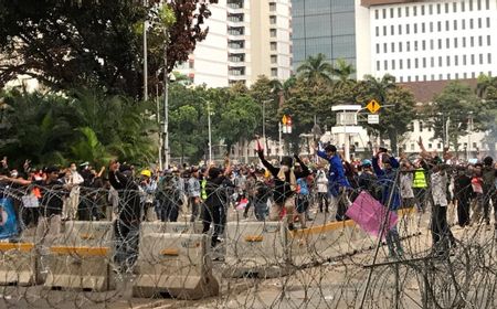 Ricuh di Kawasan Patung Kuda, Ada yang Lempar Petasan dan Batu ke Arah Polisi