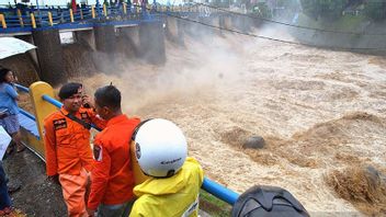 At night, Anies Came to Check the Water Gate Manggarai, Asked the Residents in Riverbanks to Prepare Themselves