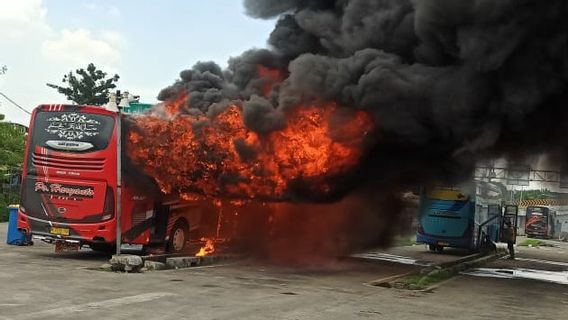 Bus Tak Berpenumpang Hangus Terbakar di Terminal Pulogebang, Kerugian Mencapai Rp500 Juta