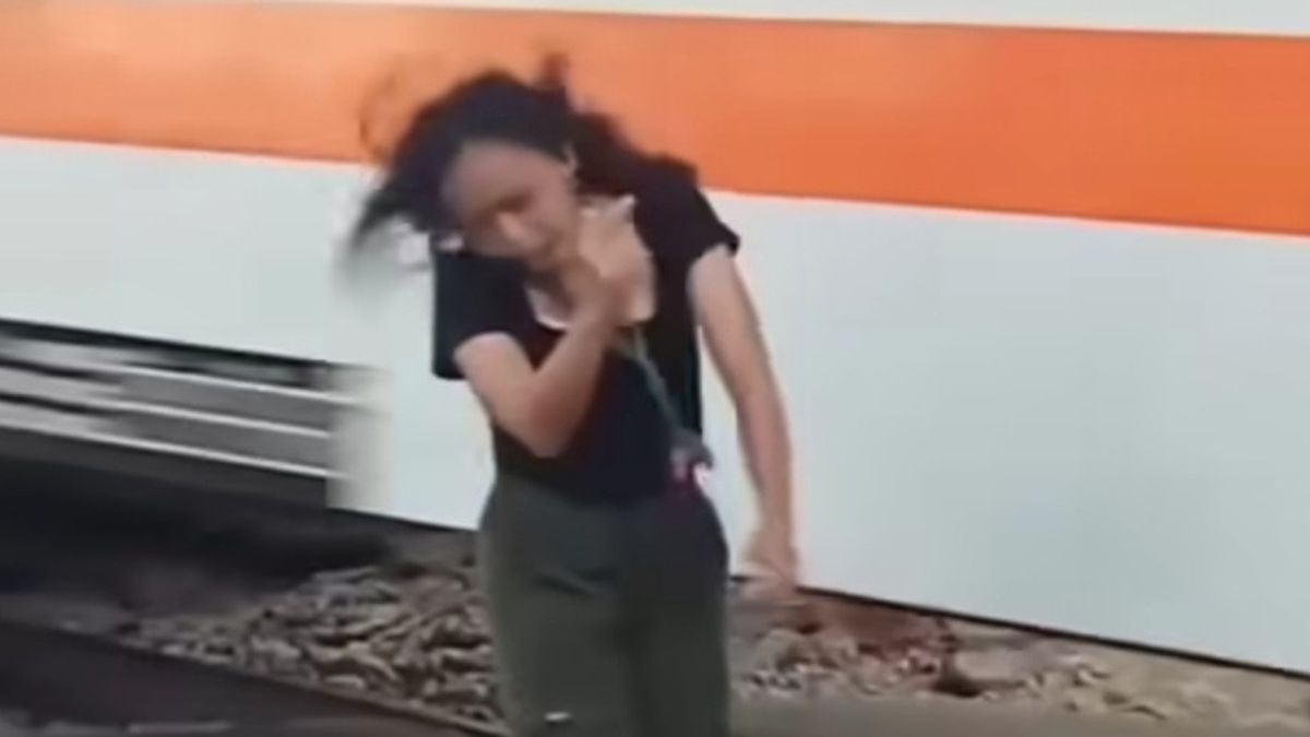 Si cela se reproduit à nouveau, une femme à longue poils qui joue viralement sur la ligne de train sera prise en charge