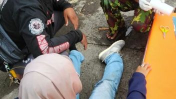 Gara-gara Jalan Berlubang di Ciputat Tangsel, Pengendara Motor Patah Tulang Kaki 