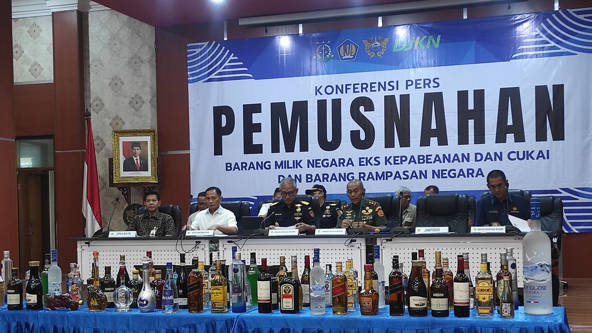 Bea Cukai Musnahkan Ribuan Botol Miras dan Jutaan Rokok Capai Rp165 Miliar