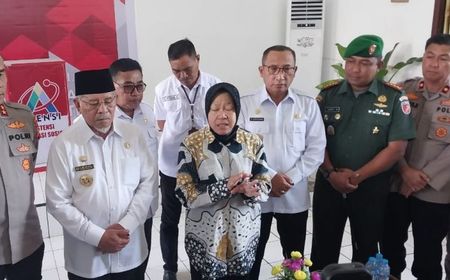 Mensos Risma Jenguk 2 Anak Korban Rudapaksa Ayah Kandung di Maluku Utara