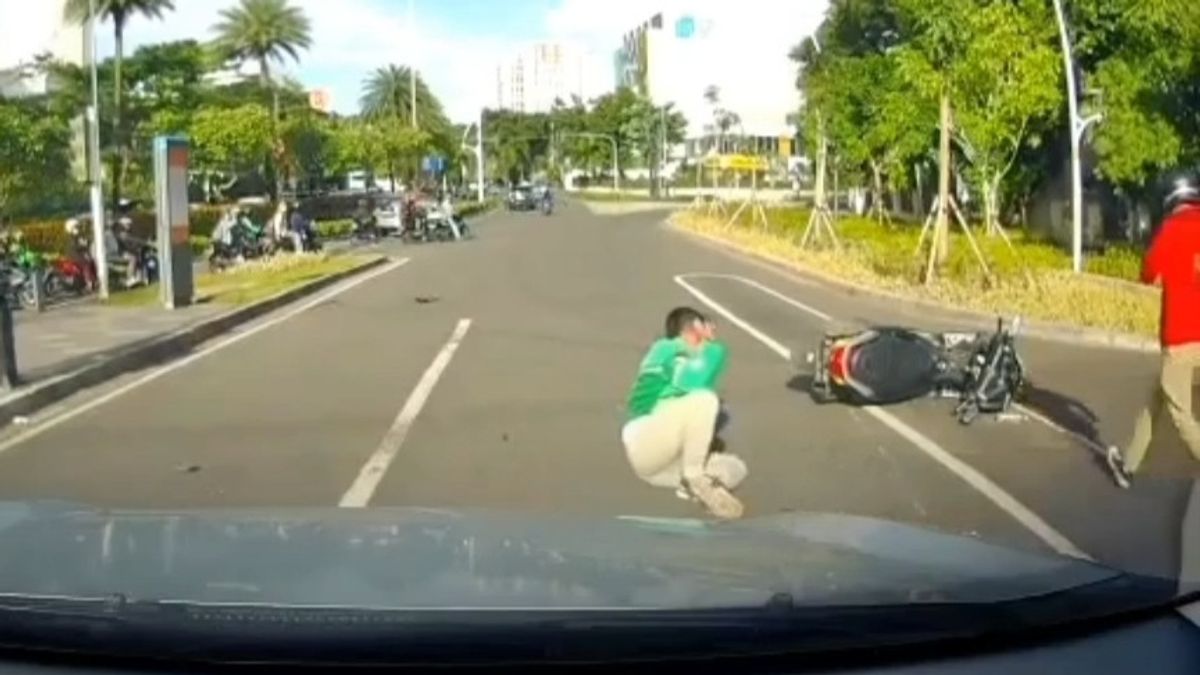 赤信号を突破するために必死で、Ojolは車で跳ね返った乗客を連れて行きます