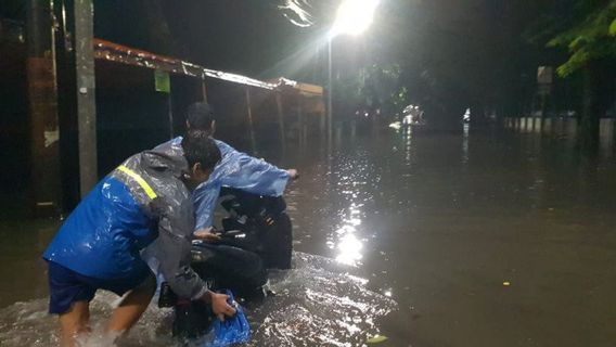 东雅加达海关道路淹没，最高50厘米