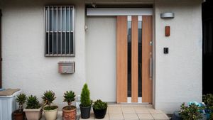 Simak 6 Tips Memilih Pintu Utama Rumah Minimalis Biar Tampilan Fasad Tetap Manis