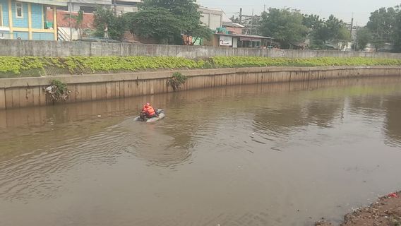 Bocah 8 Tahun Hilang Tenggelam Ditelan Arus Ciliwung Saat Berenang Bersama Teman