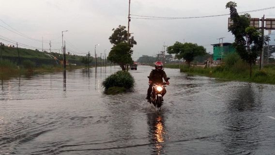 A Number Of Areas In Sidoarjo Are Inundated By Floods, The Current Of Porong Highway Is Diverted