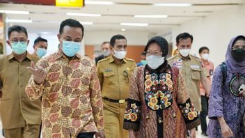 Mensos Risma Jenguk Korban Bom Bunuh Diri di Makassar, Pesan ke Rumah Sakit: Tolong Beri Terapi