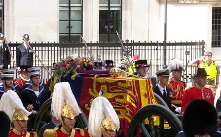 Usai Ibadah Pemakaman di Westminster Abbey, Peti Mati Ratu Elizabeth II Dibawa ke Wellington Arch