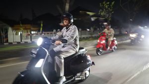 Asyik! Kapolda Banten Keliling Kota Serang Naik Motor Vespa