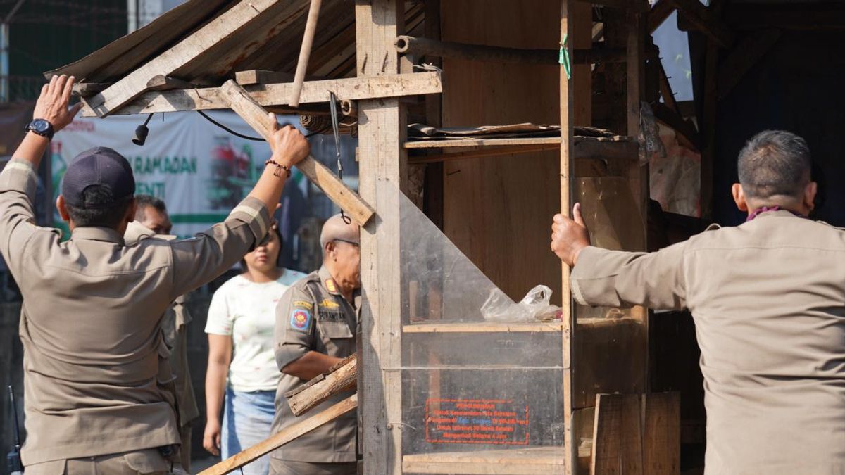sur le pic de la congestion, 130 vendeurs de rue sur le marché de Cisarua de Bogor sont déposés