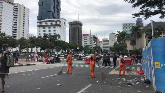 Demo Buruh Bubar, Petugas Bersihkan Kawasan Patung Kuda