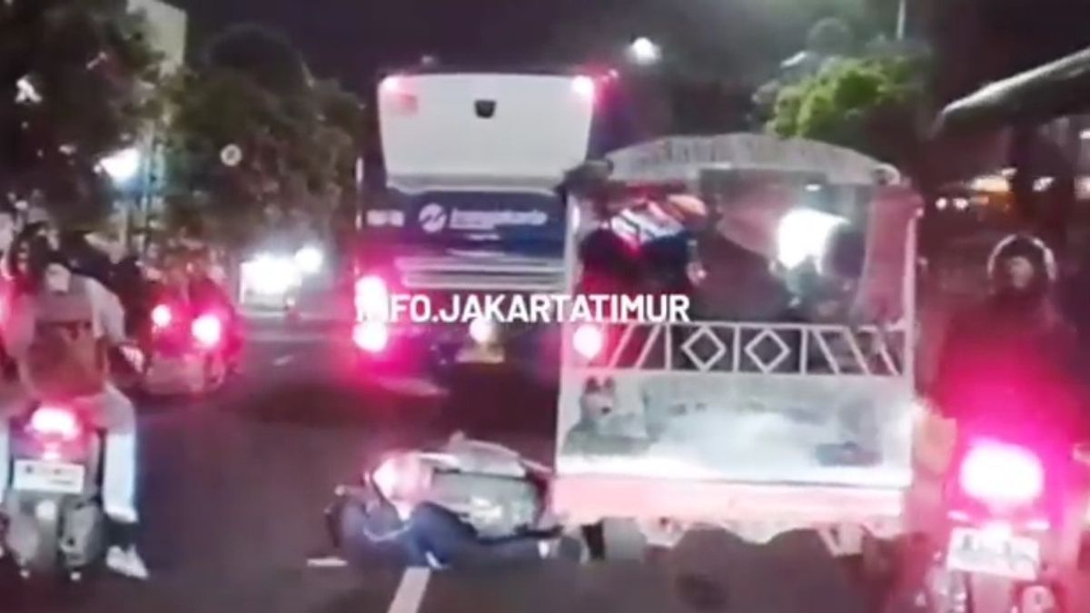 Transjakarta Bus Reckless Action In Matraman Because Motorcyclist Falls In Matraman