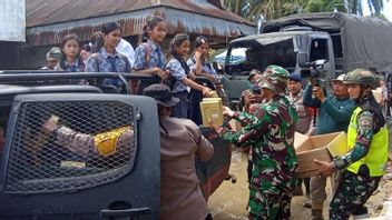 TNI توزع الحليب من برابوو لتلبية احتياجات الأطفال الغذائية في جنوب تابانولي