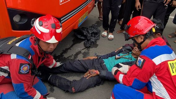 Pemotor Masuk Kolong Bus Transjakarta Usai Ditabrak Mobil di Pulogadung