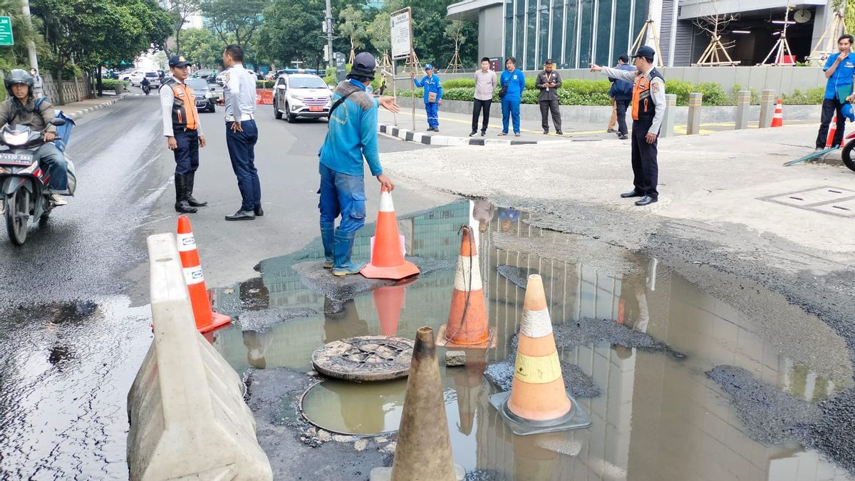 Asphalt Of Jalan Benhil Raya Damaged, Allegedly Due To Leaking Perumda Paljaya Pipe Waste