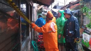 Hujan Disertai Angin Kencang, Atap Rumah Warga di Manggarai Jaksel Terbang