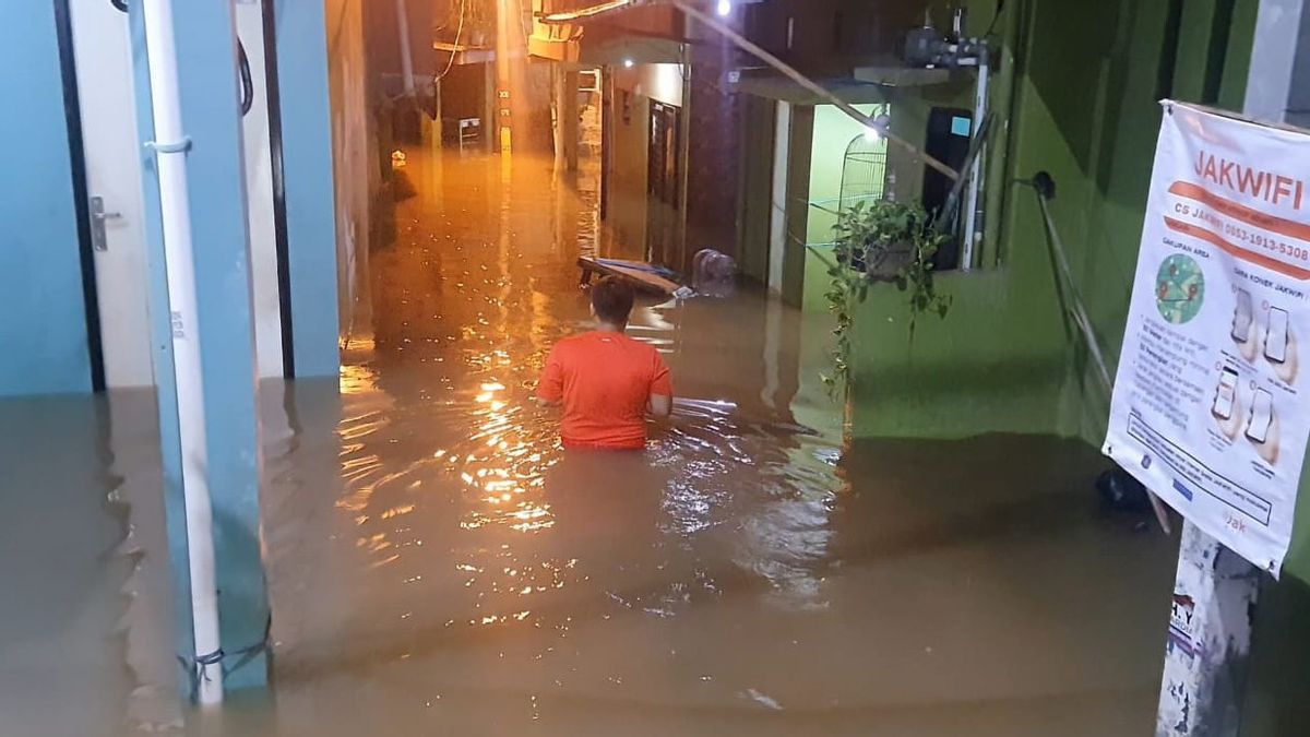 雅加达洪水的数十个RT,水淹没高达50厘米