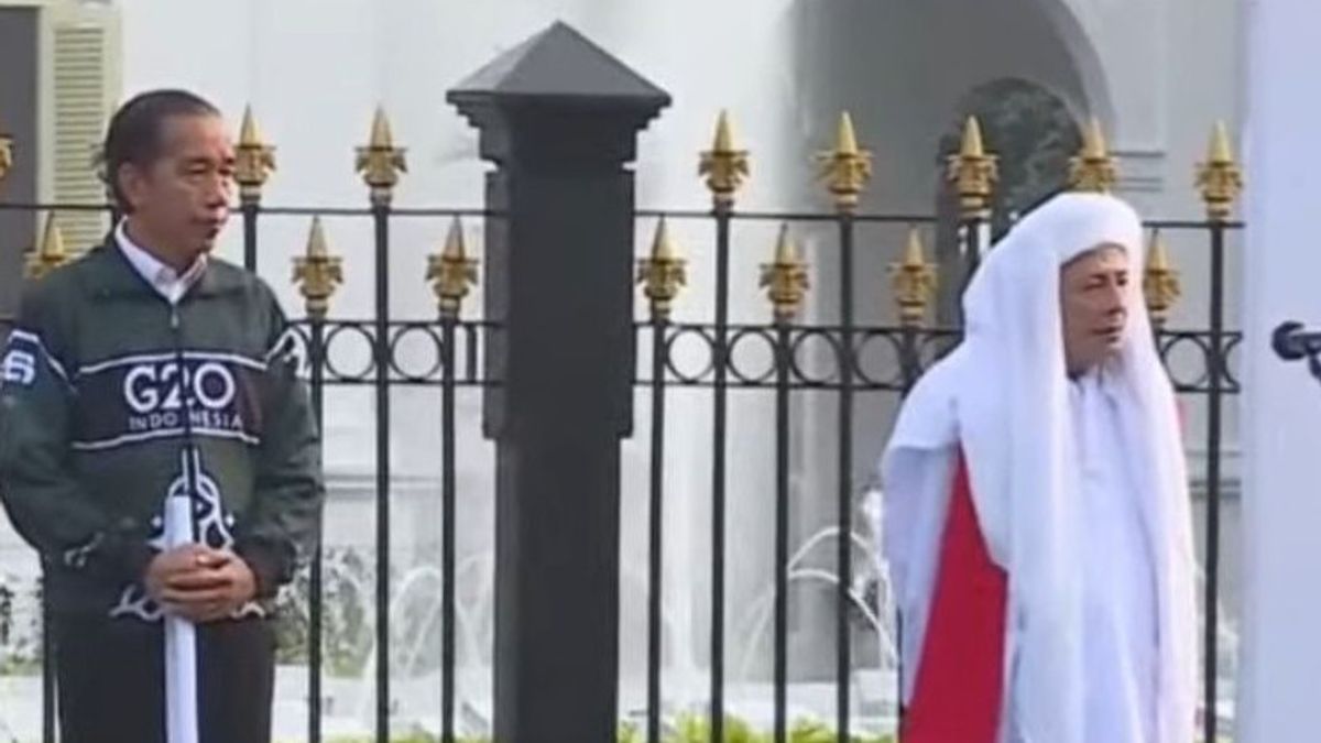 在哈比卜·卢斯菲（Habib Luthfi）的陪同下，佐科威从默迪卡宫（Merdeka Palace）的正面释放了红白基拉布（Red And White Kirab）。