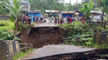 Village Liaison Bridge In Lumajang Disconnected Due To Floods, Residents Must Turn 15 Kilometers