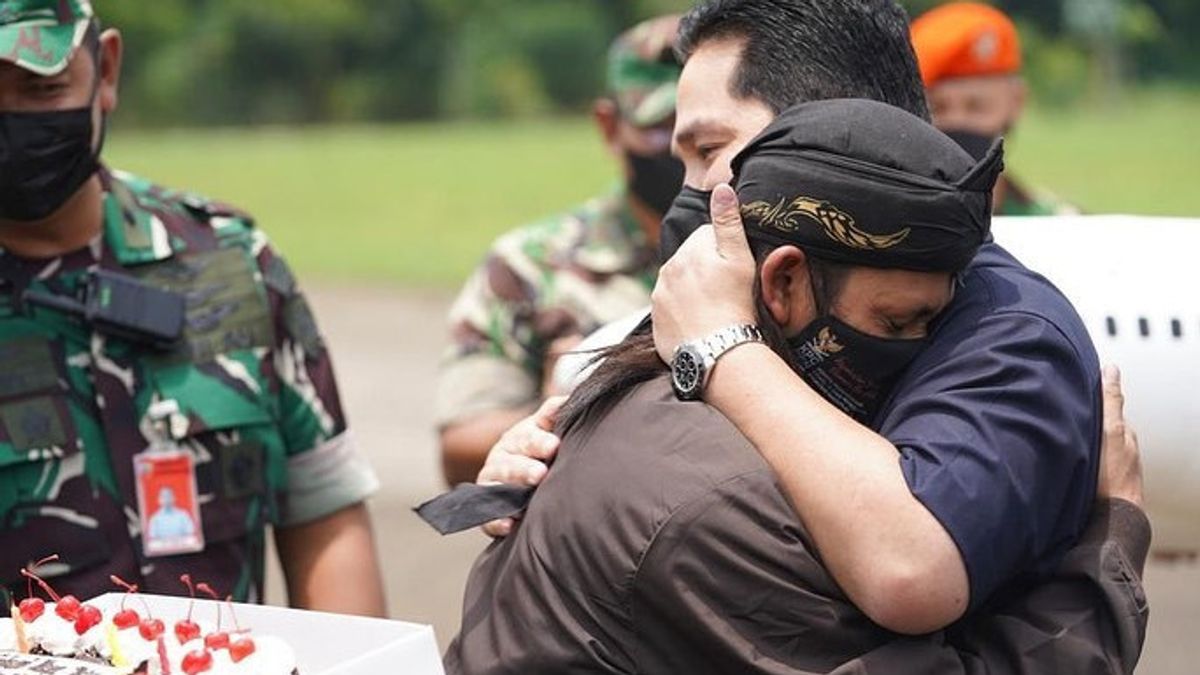 Bertemu Gus Humaidi Pembuat Miniatur Pesawat Garuda Indonesia, Erick Thohir Beri Bantuan Modal Usaha Rp50 Juta