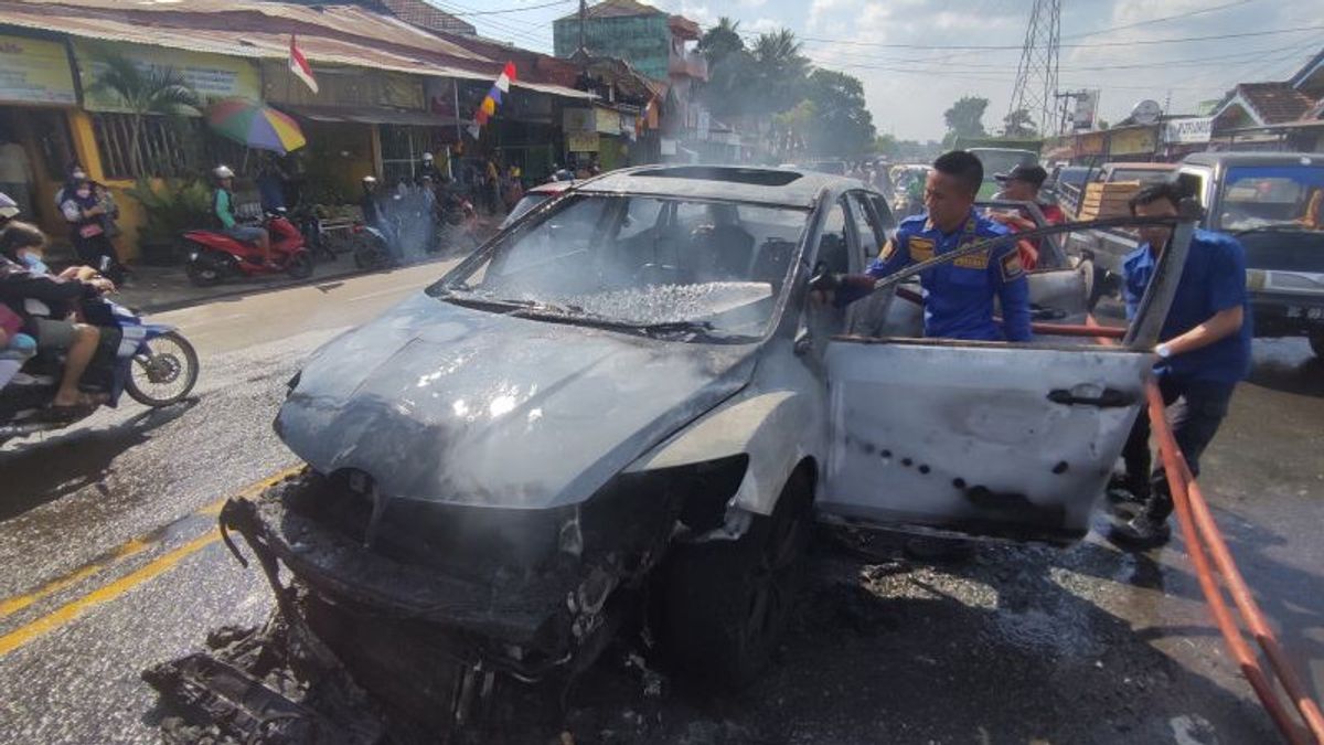 Mobil Mazda CX-7 Hangus Terbakar di Palembang, Pemilik Ikhlas Sekaligus Bersyukur Anak dan Istrinya Selamat