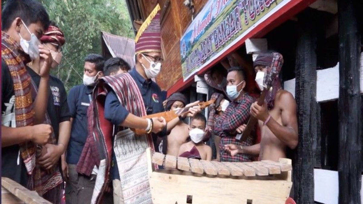 Menparekraf Beri Bantuan Alat Pertukangan Produksi Alat Musik Tradisional Batak