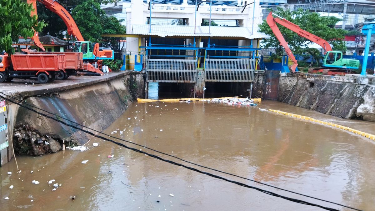 Anies: Ciliwung Saringan Sues For 20 Tons Of Waste To Manggarai-Karet Gate