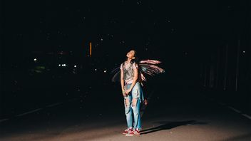 Bulan, Bawa Aku Pulang, Pelukan Hangat Maudy Ayunda untuk Pendengar 