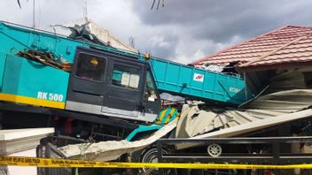 Rem Blong, Crane Project Seruk 1 House And 2 Vehicles In Labuan Bajo