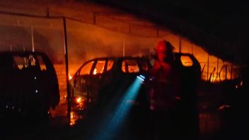 Bengkel di Denpasar Terbakar, Sejumlah Mobil Ludes Dilalap Api