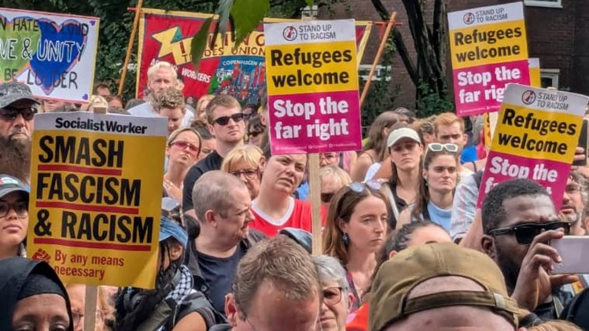 British Police Deploy Great Troops, Secure Two Crossing Demonstrators