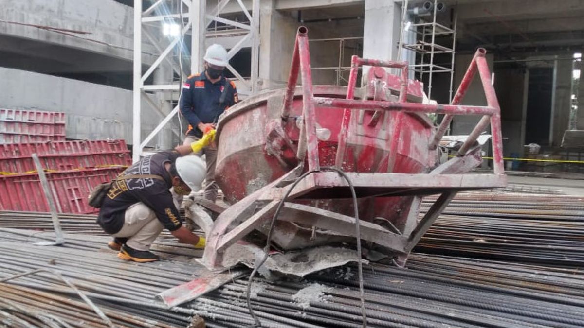 在被一台2吨斗式起重机杀死之前，Bunda Mulya校园项目的两名建筑工人正在切割铁